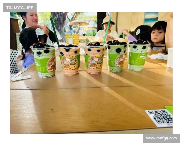 博主街头偶遇多名澳大利亚球员轻松品尝奶茶惬意时光尽显 博主街头偶遇多名澳大利亚球员轻松品尝奶茶惬意时光尽显